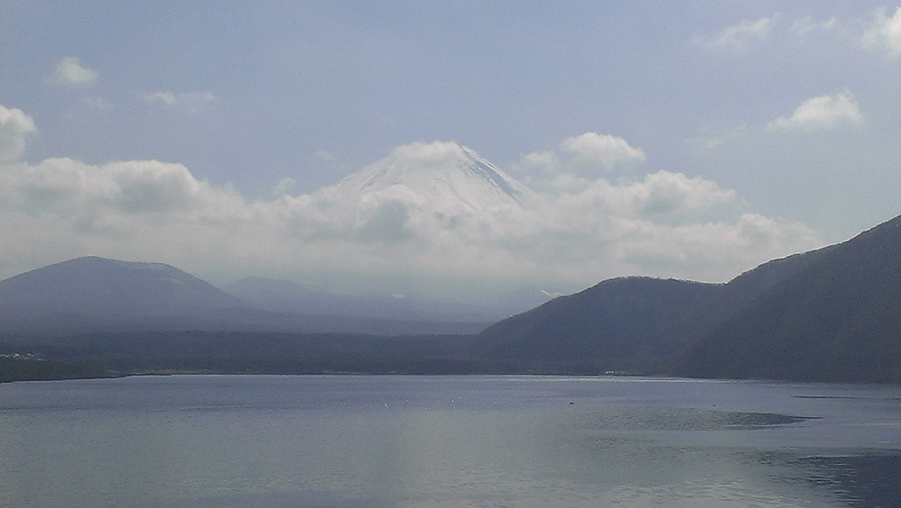 本栖湖畔から富士