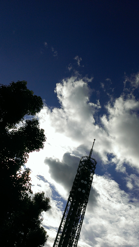 タワーと雲